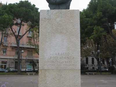 Sullo stesso giardino, la statua di Araldo Crollalanza, giornalista e politico vissuto in epoca fascista
